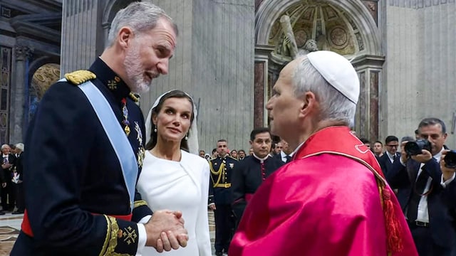 Los reyes Felipe y Letizia en el Vaticano en la misa inaugural de León XIV