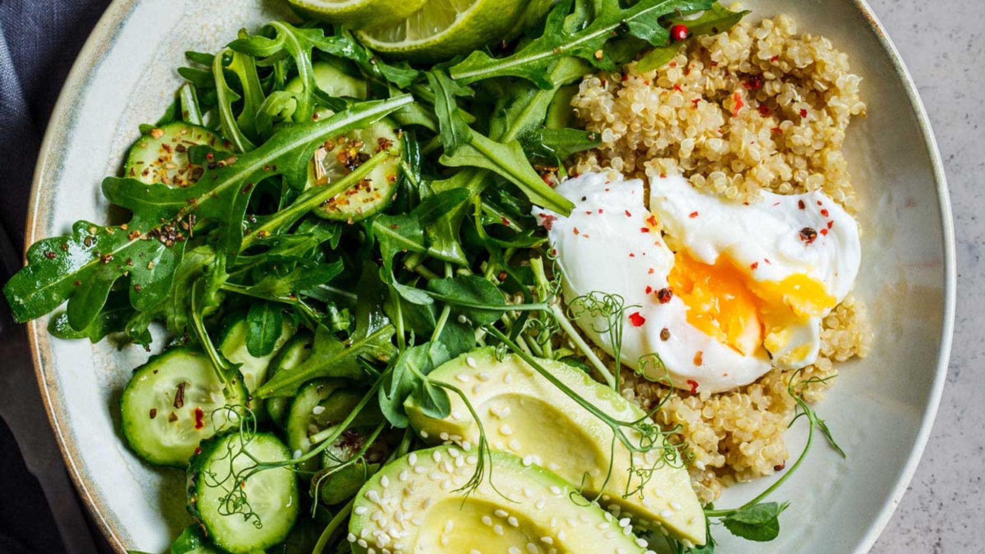 Ensalada de quinoa, aguacate y huevo escalfado