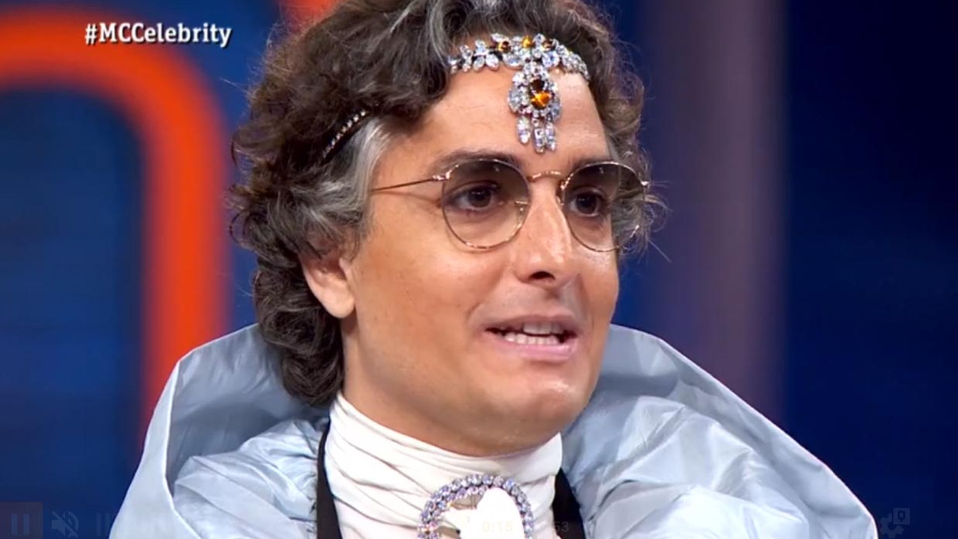 'Vas a parecer el conde Drácula': Pepe Rodríguez se prueba uno de los 'looks' de Josie y los concursantes opinan