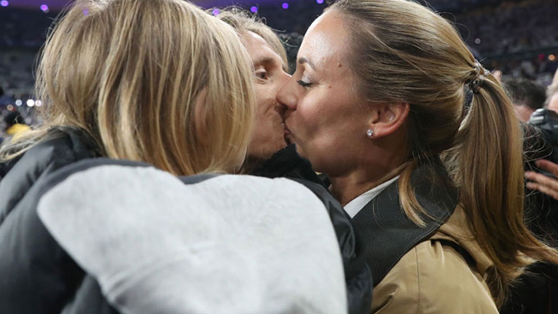 ¡Pura emoción! Las familias de los jugadores del Real Madrid saltan al campo para celebrar la victoria en la Champions
