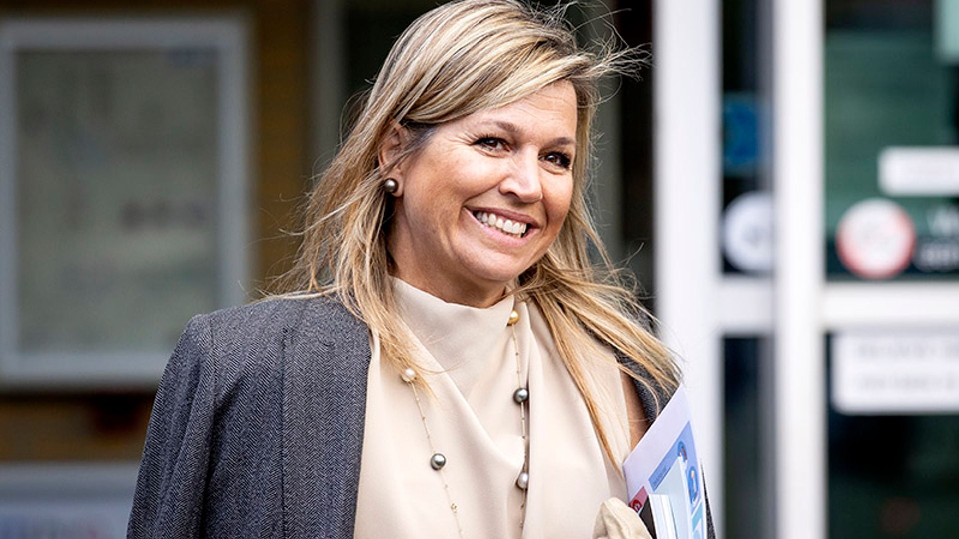 ¡2 veces en menos de un mes! Máxima de Holanda recicla su camisa 'made in Spain'