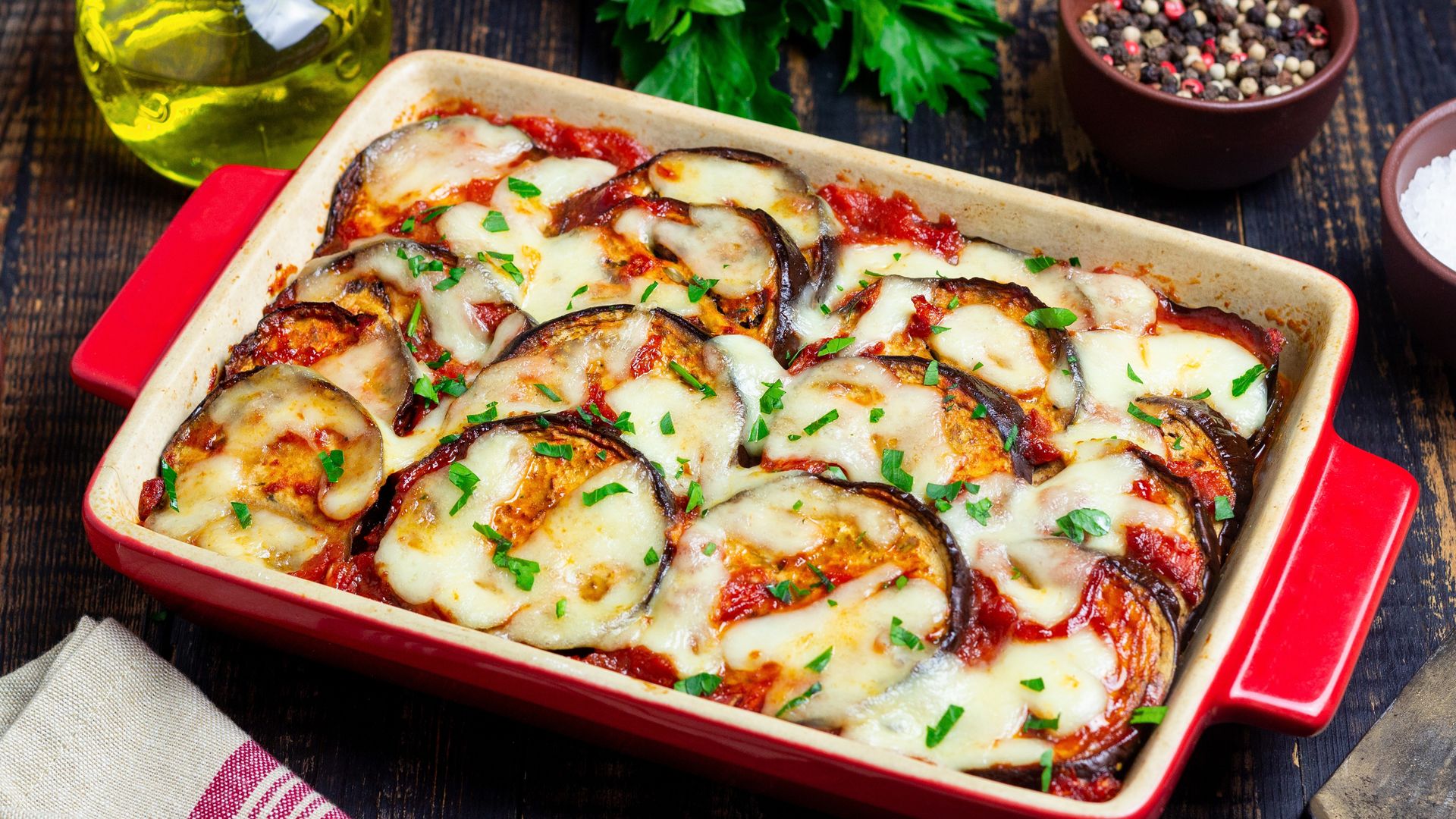 Berenjenas al horno con tomate y queso: la receta que te saca de cualquier apuro
