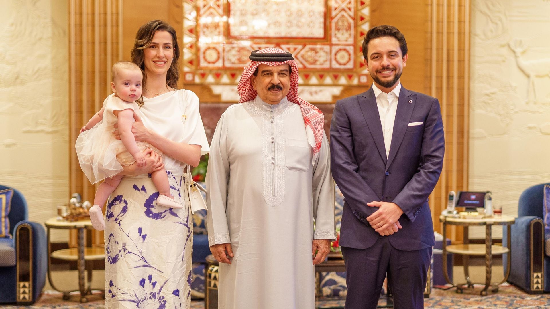 Hussein y Rajwa de Jordania llevan a su hija de 8 meses a su primer viaje oficial 