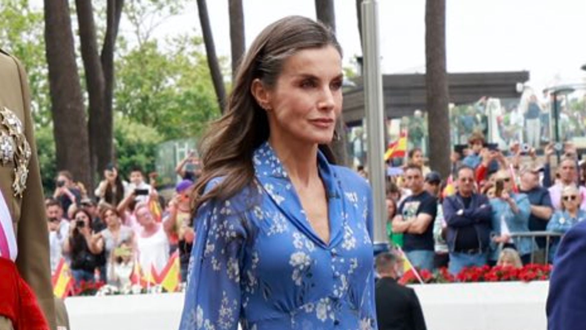 La reina Letizia con vestido azul en el Día de las Fuerzas Armadas 2026 en Vigo.