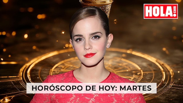 Emma Watson en primer plano, de fondo, la rueda del zodiaco