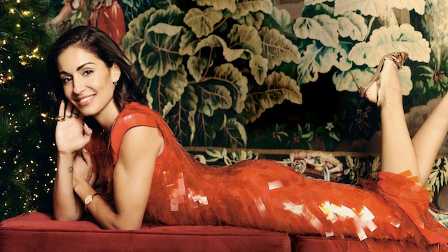 Hiba Abouk posa con uno de los árboles benéficos de "Solidarity Xmas Tree" que, a lo largo de sus ocho ediciones, ha conseguido donar casi dos millones de euros de forma íntegra.
