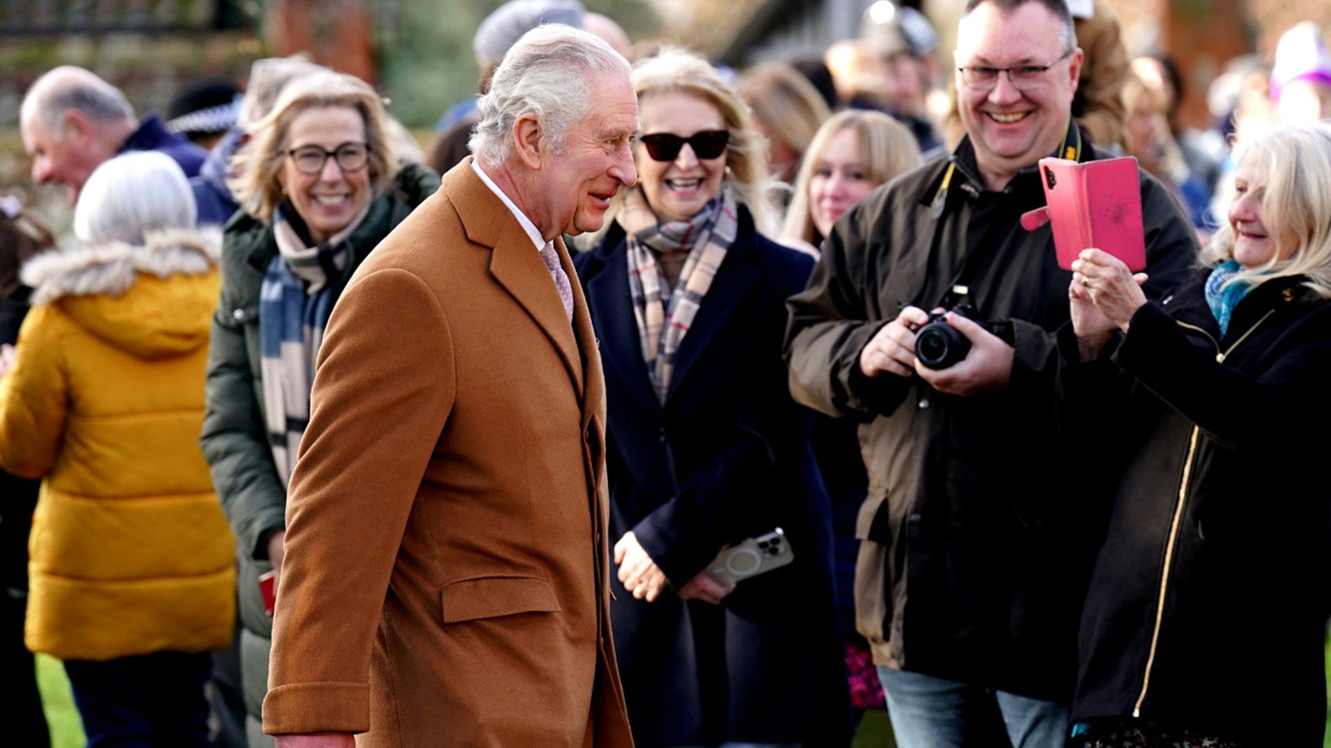 Primera aparición de Carlos III, entre vítores y aplausos, tras el terremoto por la biografía de su hijo Harry