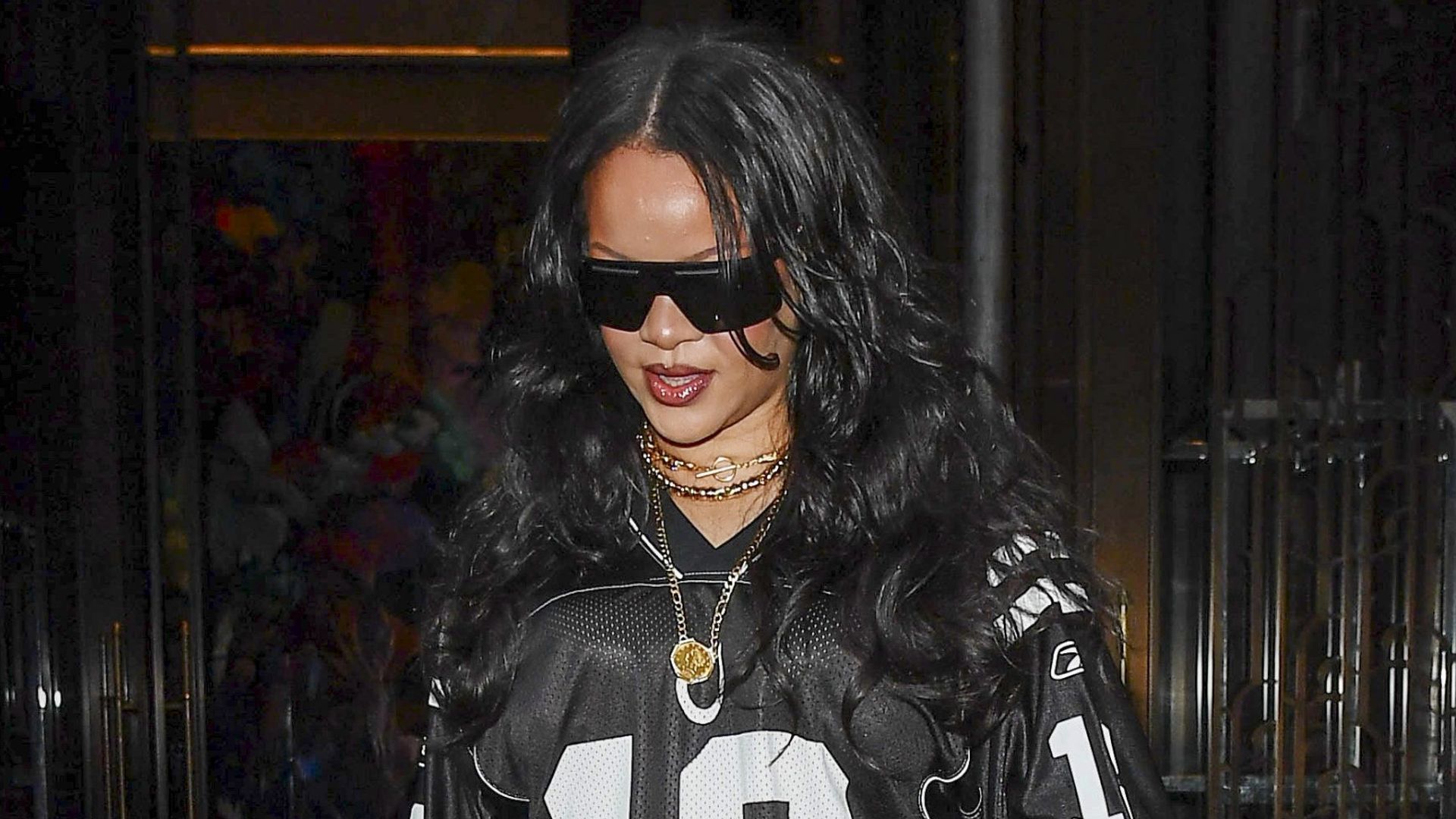 Rihanna confirma que los jerseys deportivos serán la gran te