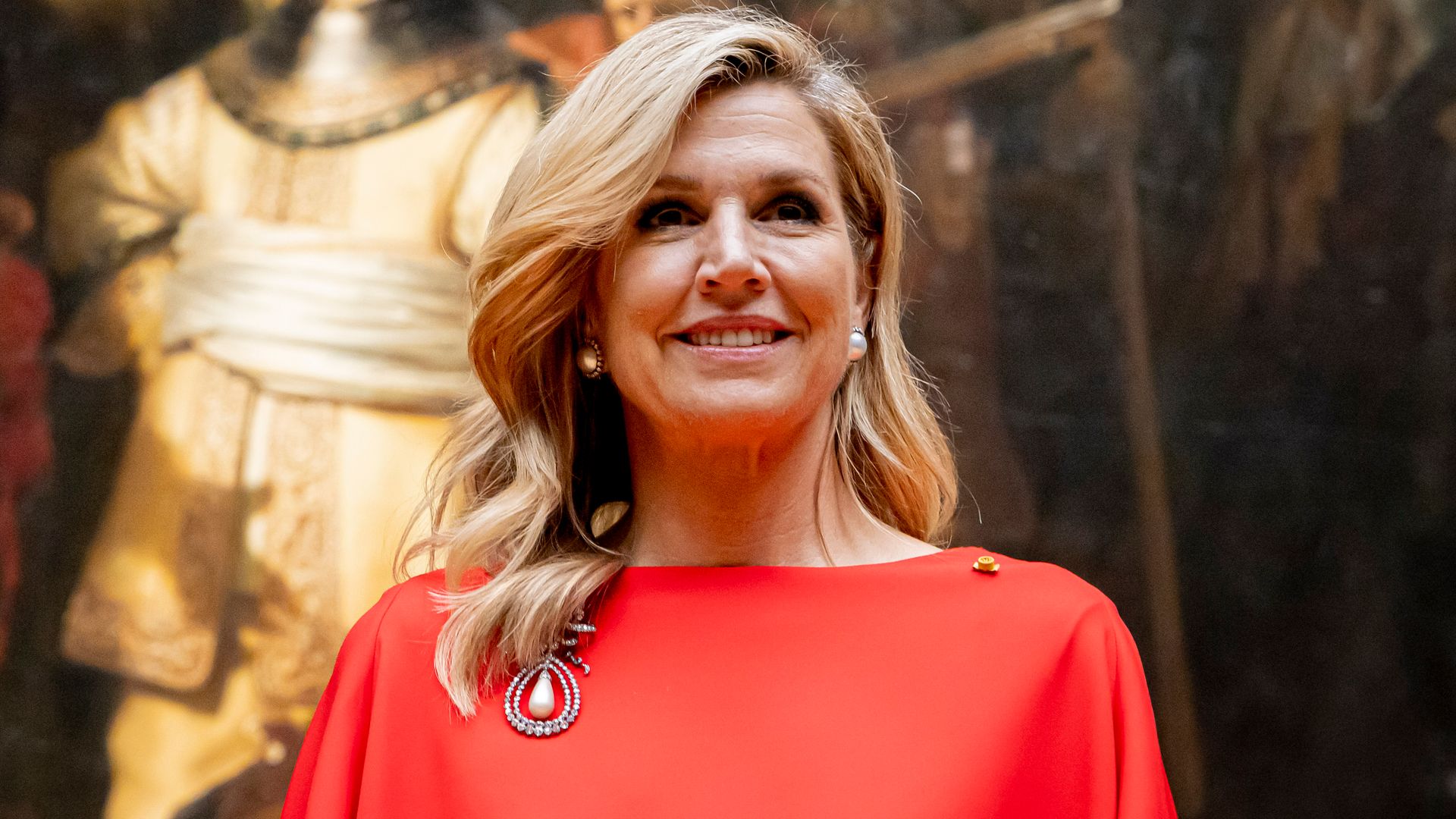 Máxima rescata un vestido capa rojo con el emperador de Japón