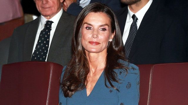 La reina Letizia en los premios de la Asociación de Prensa de Madrid con un vestido de Bottega Veneta