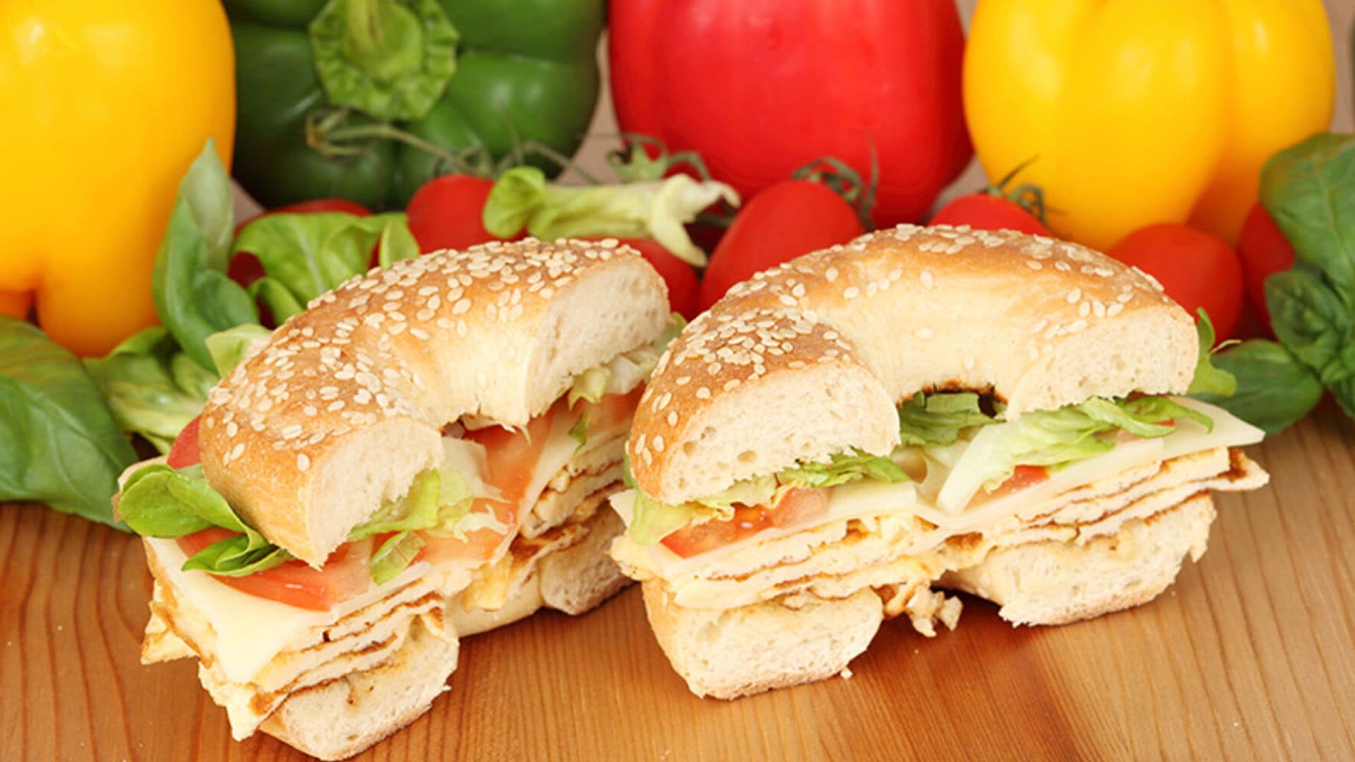 Bagel con lomo y tortilla francesa