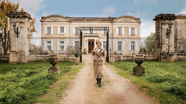 Catherine Roger posa con su castillo al fondo, situado en el municipio de Marcellus, en el departamento de Lot-et-Garonne, muy cerca de Burdeos.