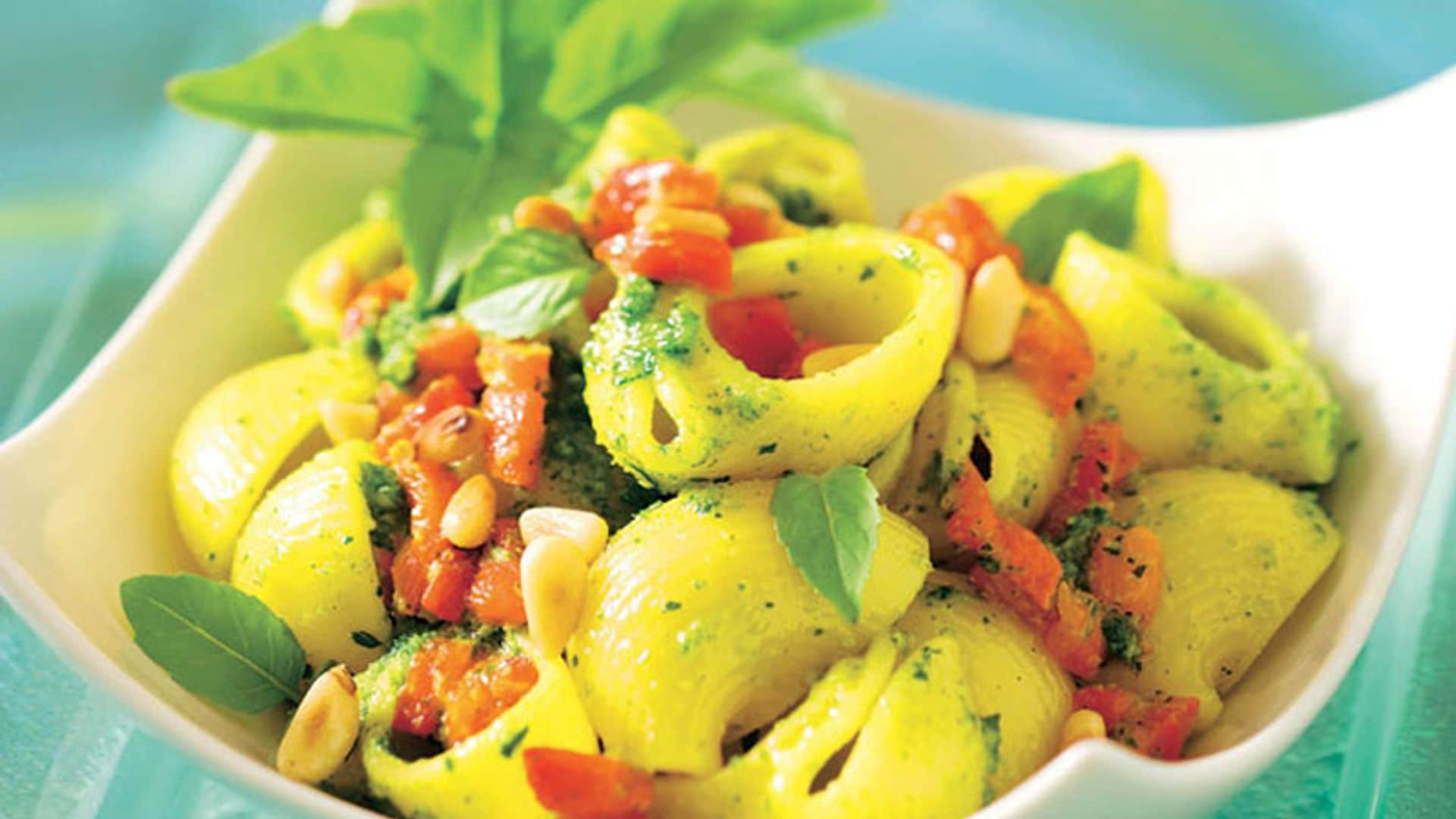 Caracolas con pimientos rojos, piñones y albahaca