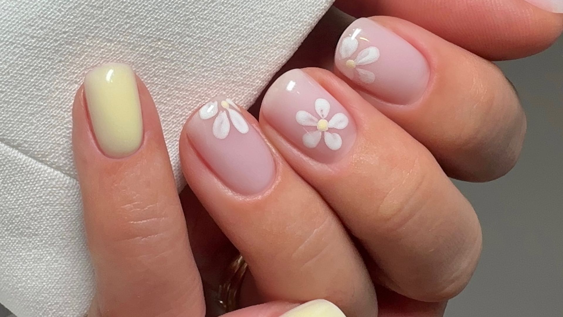 Amarillo mantequilla: el color de uñas original y elegante más pedido en los salones esta primavera