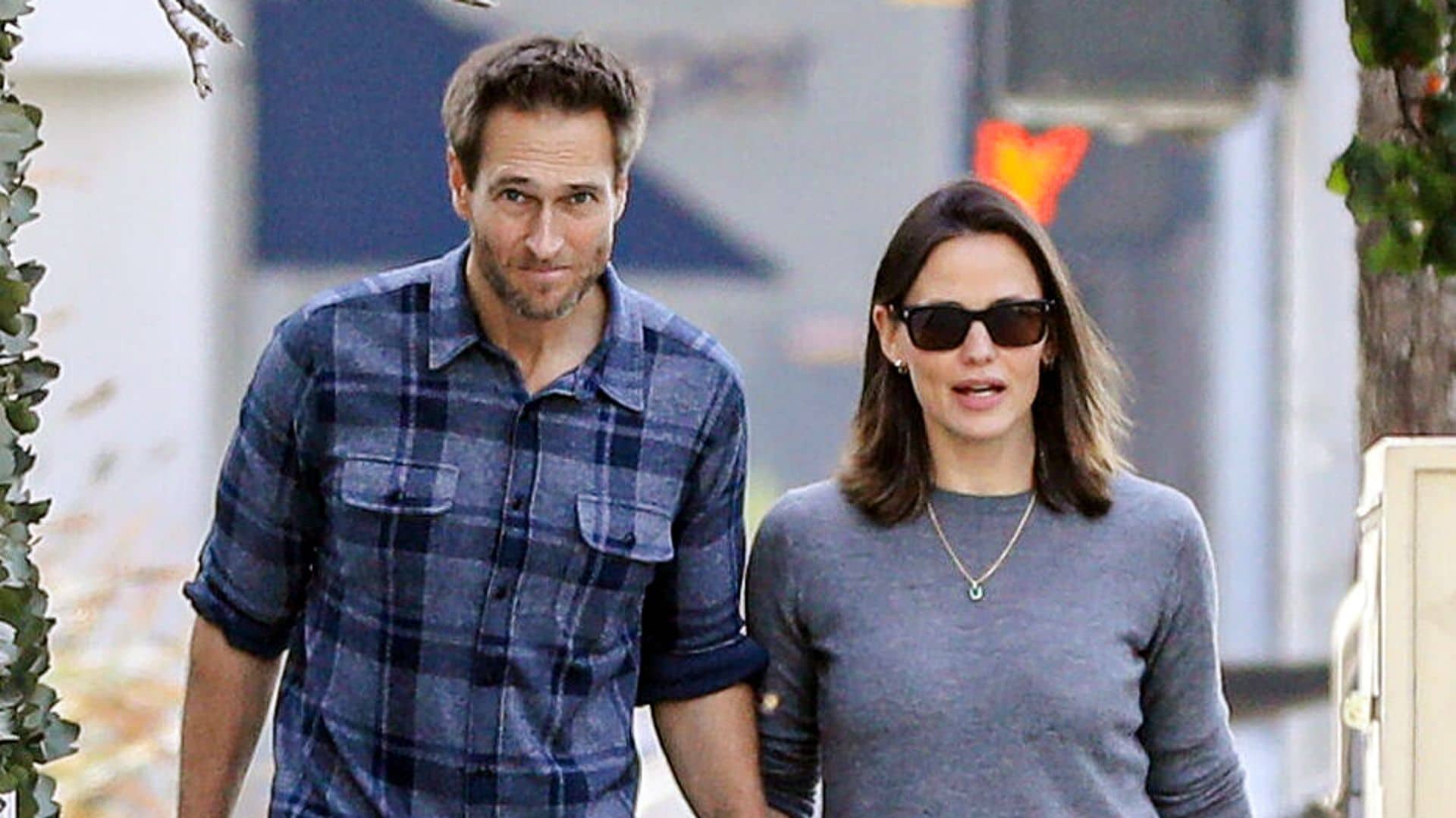 Jennifer Garner, la más cariñosa junto a su novio John Miller en su hogar en Los Ángeles