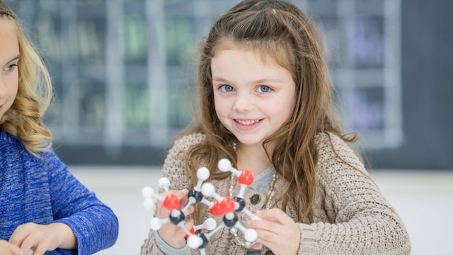Niña en el laboratorio de Ciencias