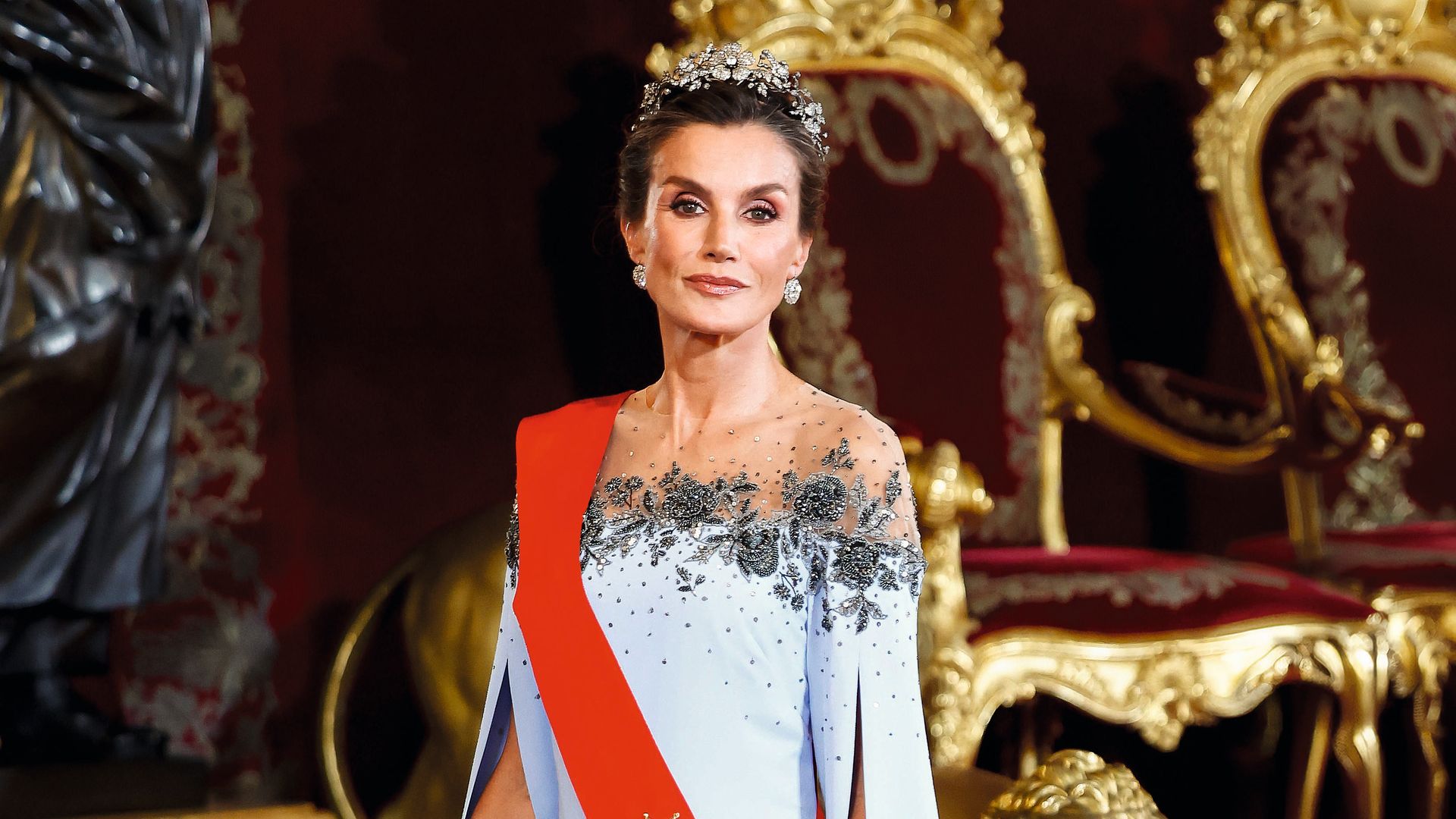 El Palacio Real acogió una cena de gala muy esperada, la primera que se ofrecía a un presidente francés desde el viaje de Nicolas Sarkozy y Carla Bruni en 2009 Aquí, doña Letizia vestida como una reina de cuento