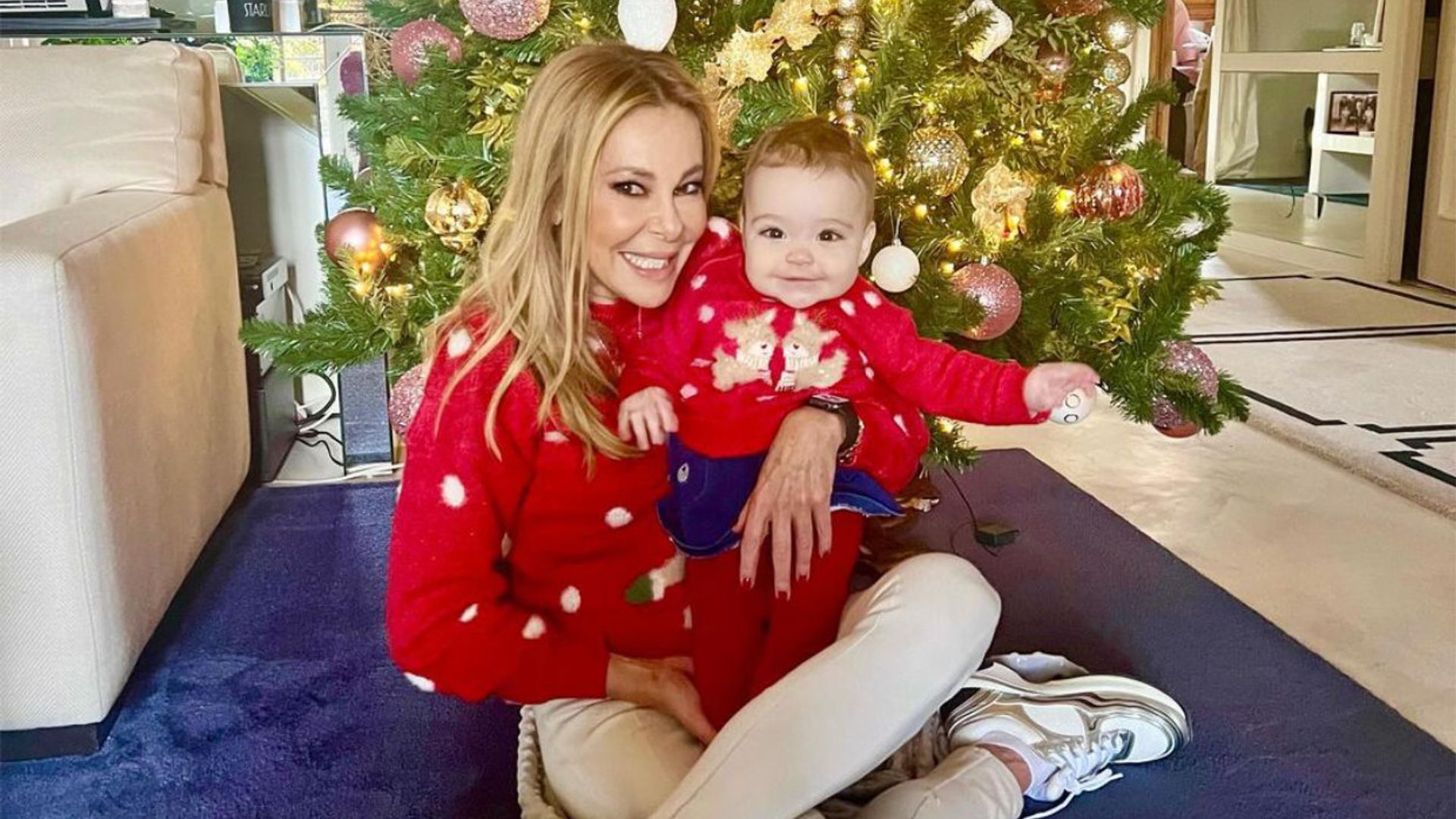 Ana Obregón y su hija Anita felicitan la Nochebuena en sus primeras y 'mágicas' Navidades juntas