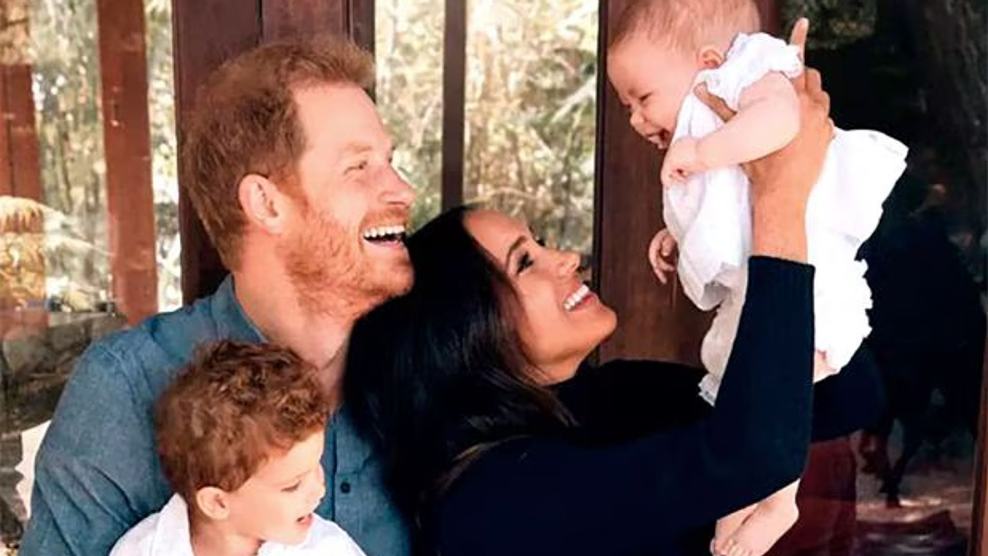 Los duques de Sussex junto a sus hijos