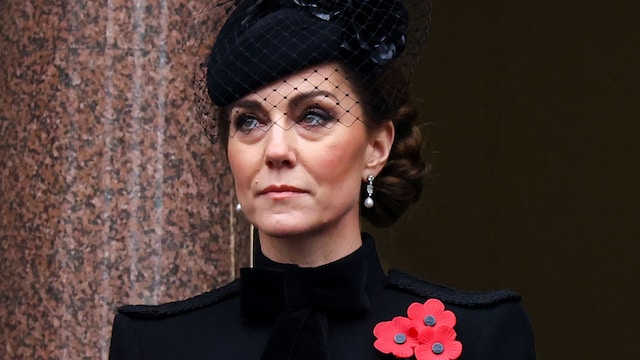 Primer plano de Kate Middleton con vestido negro y tocado el día del Recuerdo 2024