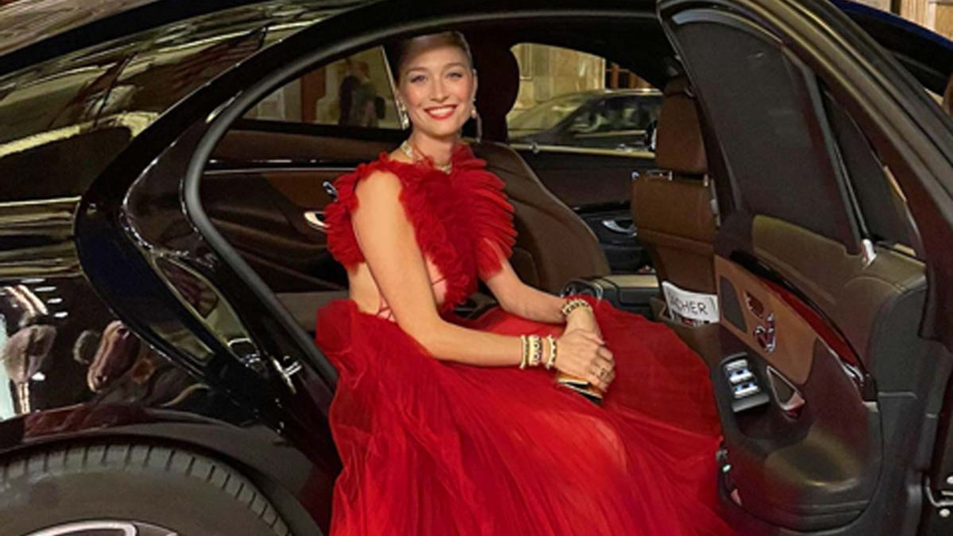Beatrice Borromeo se va de boda con el vestido rojo más alucinante que vimos en Cannes
