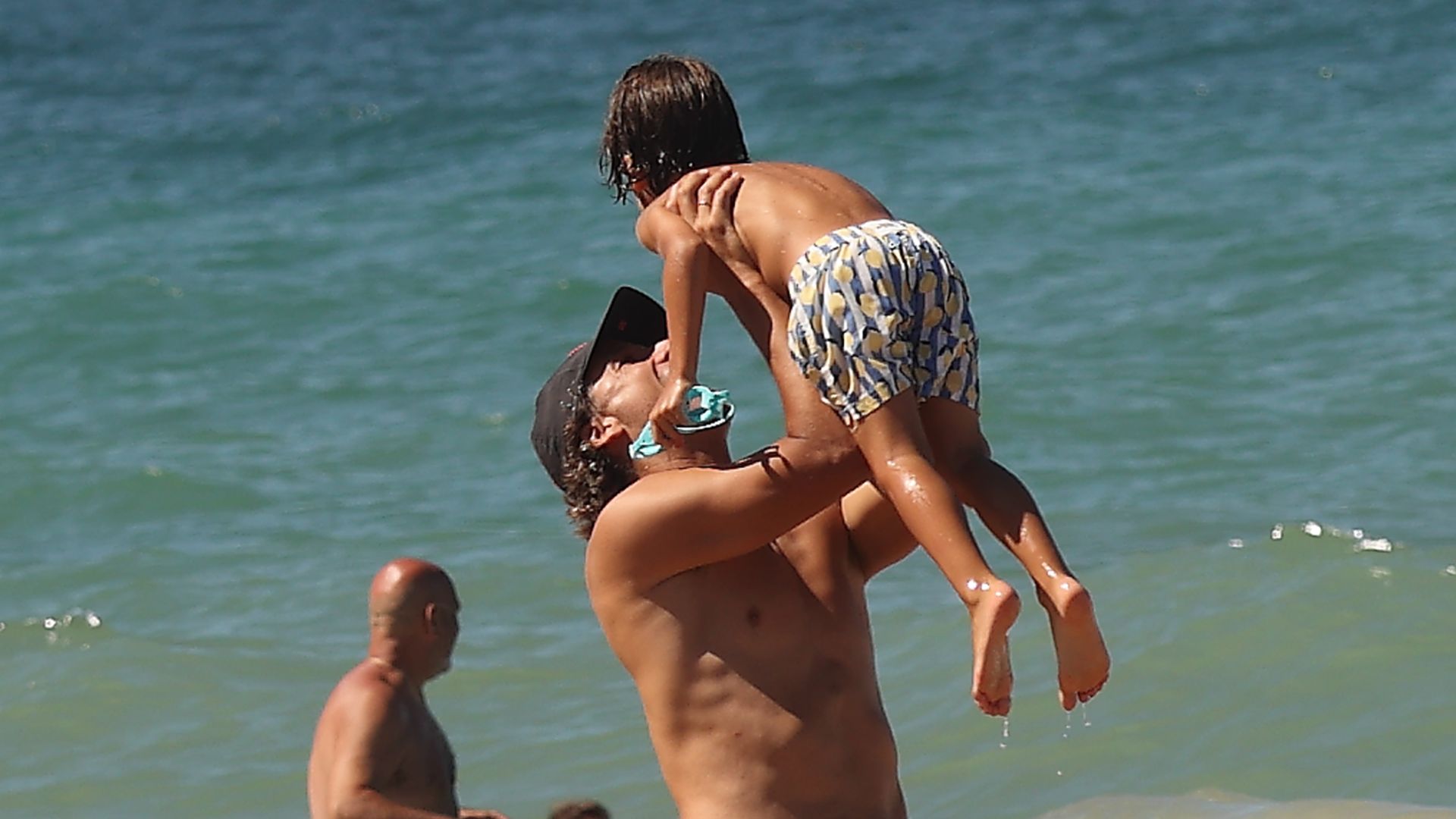 Feliciano, feliz junto a su hijo mayor en el mar