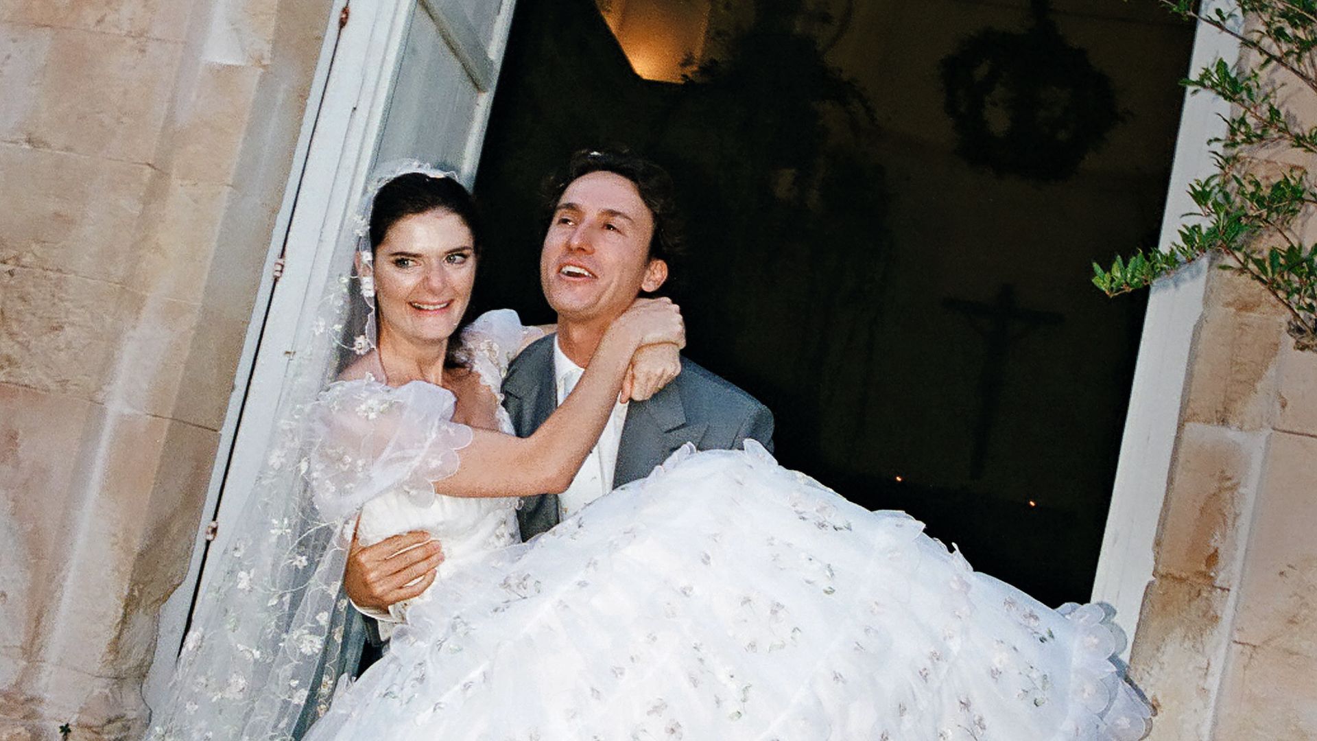 Luna Bonaccorsi, hija de la diseñadora Luisa Beccaria, nos invita a su boda en Sicilia: dos días de fiesta entre olivos y naranjos