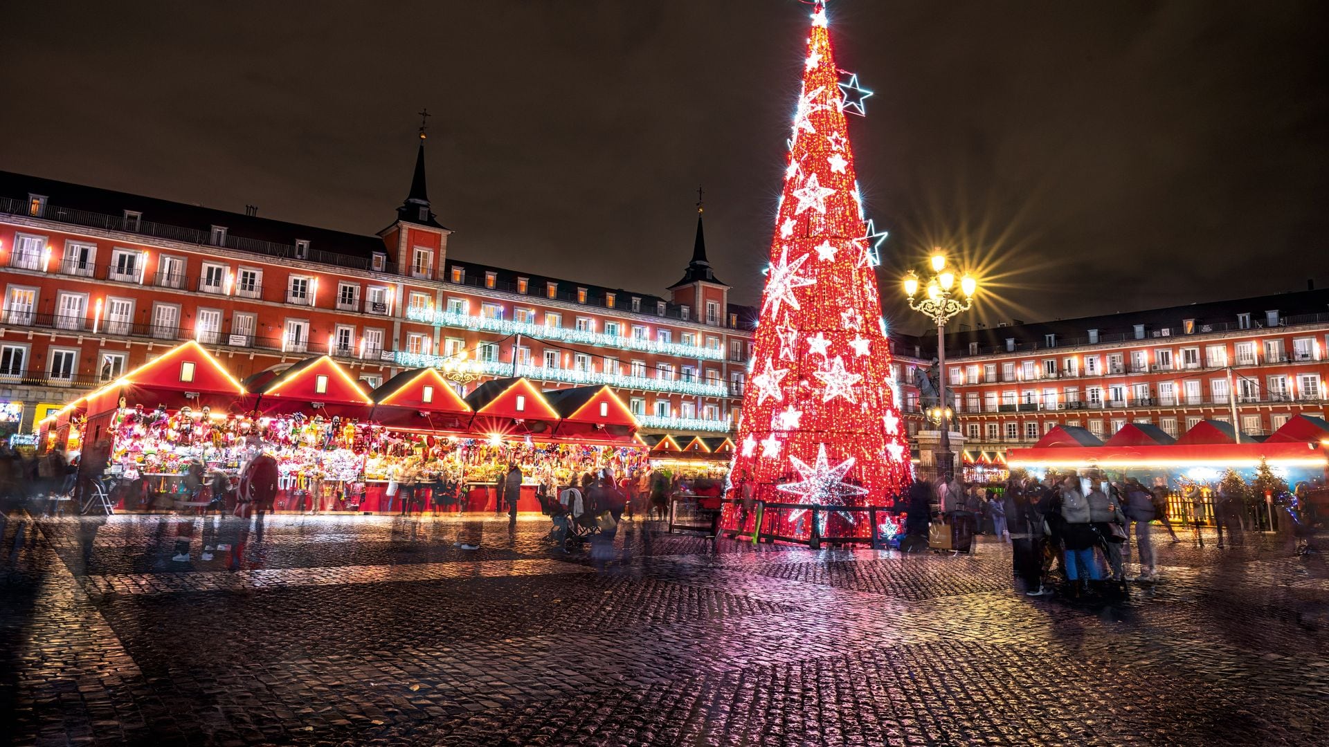 Navidad en la plaza Mayor de Madrid, donde se celebra su famoso mercadillo