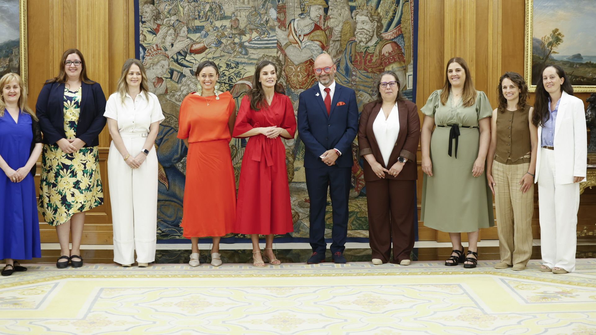La reina Letizia ha recibido este martes en audiencia a una representación de Mamis Digitales encabezada por los fundadores de esta plataforma de educación online, Billie Sastre y Franc Carreras