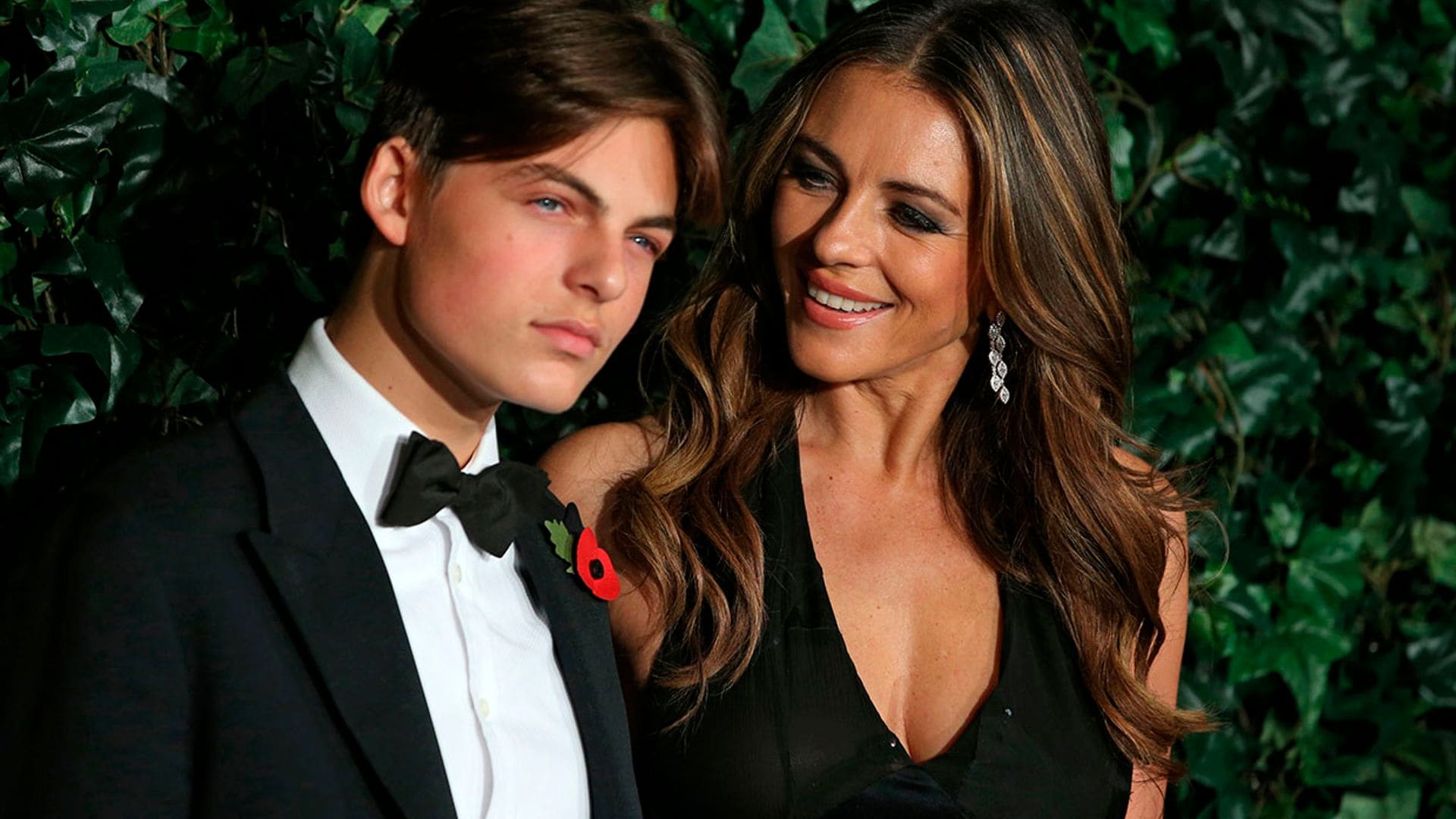 Damian, el hijo de Elizabeth Hurley, 'conquista' a Irina Shayk en su nuevo proyecto juntos