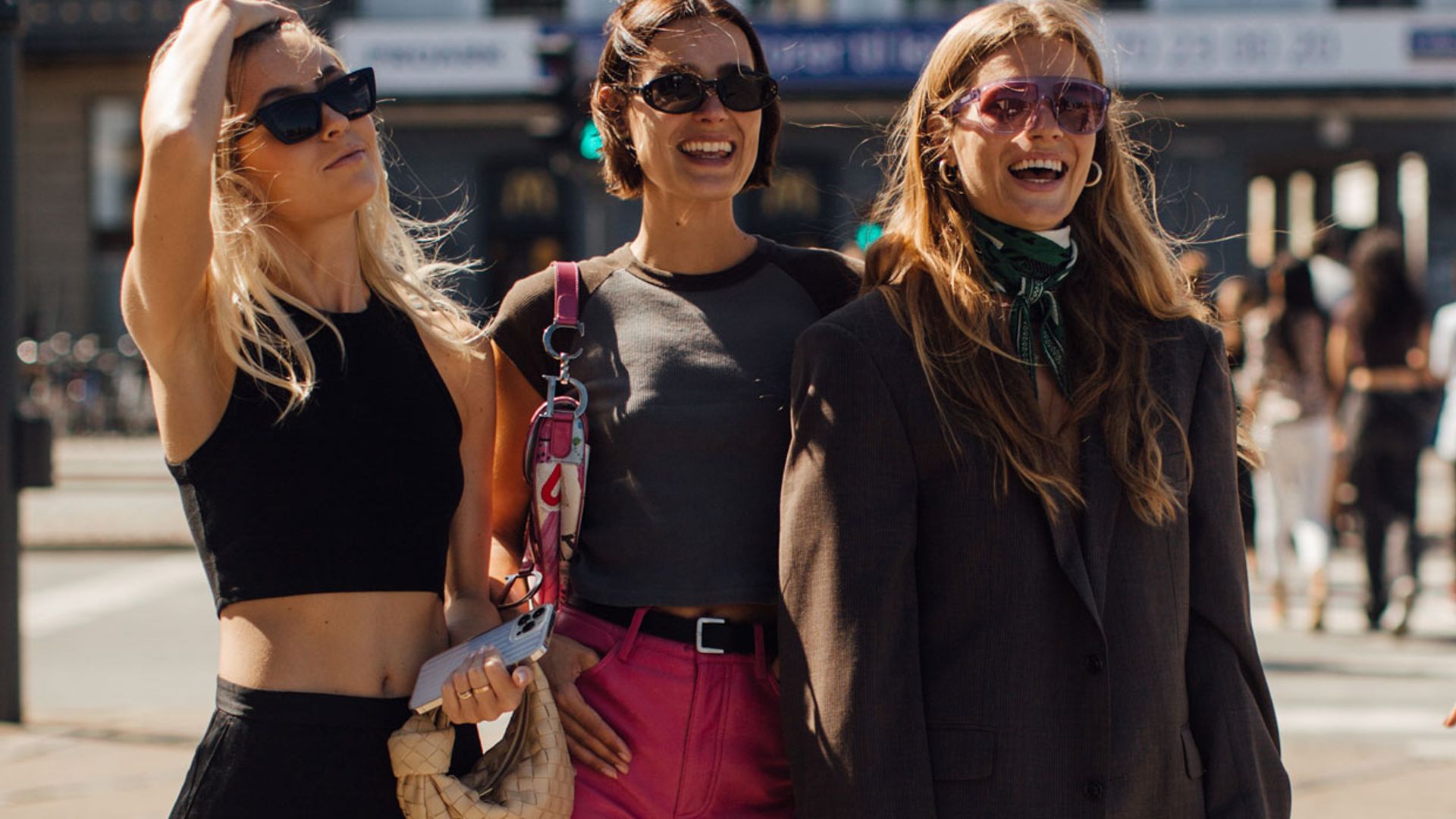 No guardes tus tops y vestidos de verano: te enseñamos cómo puedes llevarlos en looks de otoño