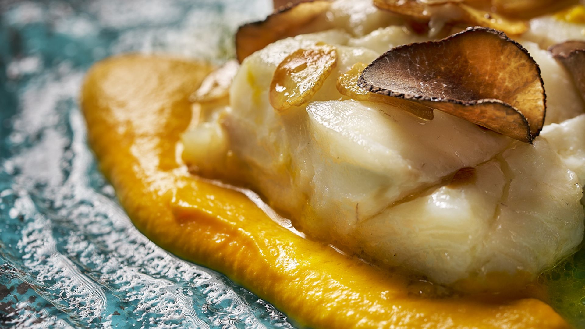 Lomo asado de skrei, su refrito, crema de calabaza y trufa