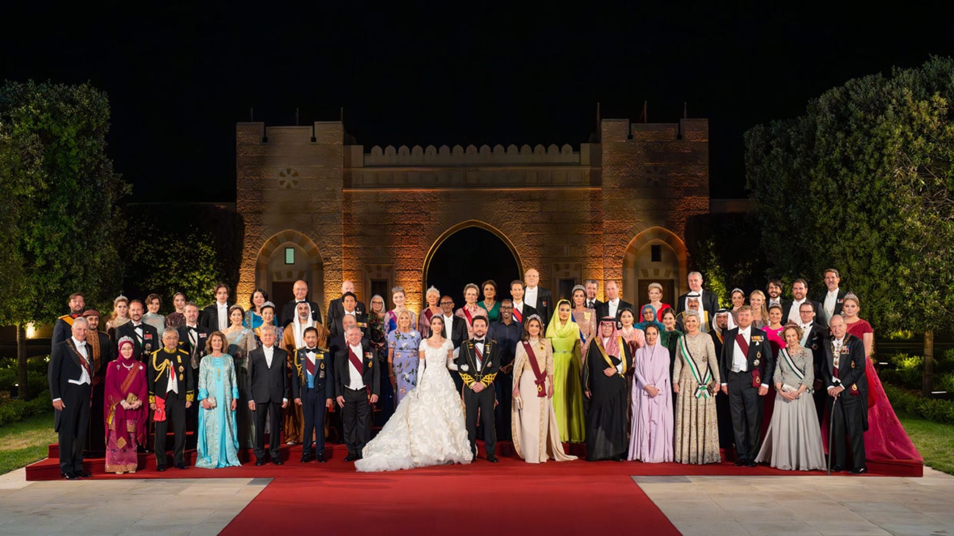Los detalles de las nuevas fotos oficiales de la boda de Hussein y Rajwa de Jordania, con un nostálgico homenaje incluído