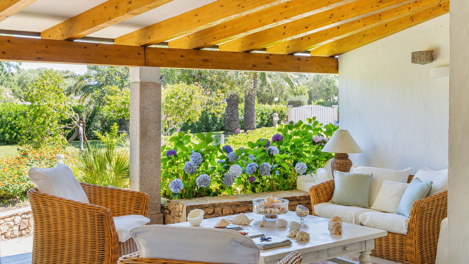 LA EMPRESARIA ELISA GIORDANO NOS DESCUBRE SU VILLA EN CERDEÑA, CON JARDÍN HASTA EL MAR Y PLAYA PRIVADA