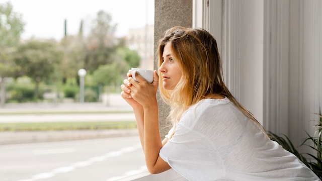Mujer pensativa en la ventana 