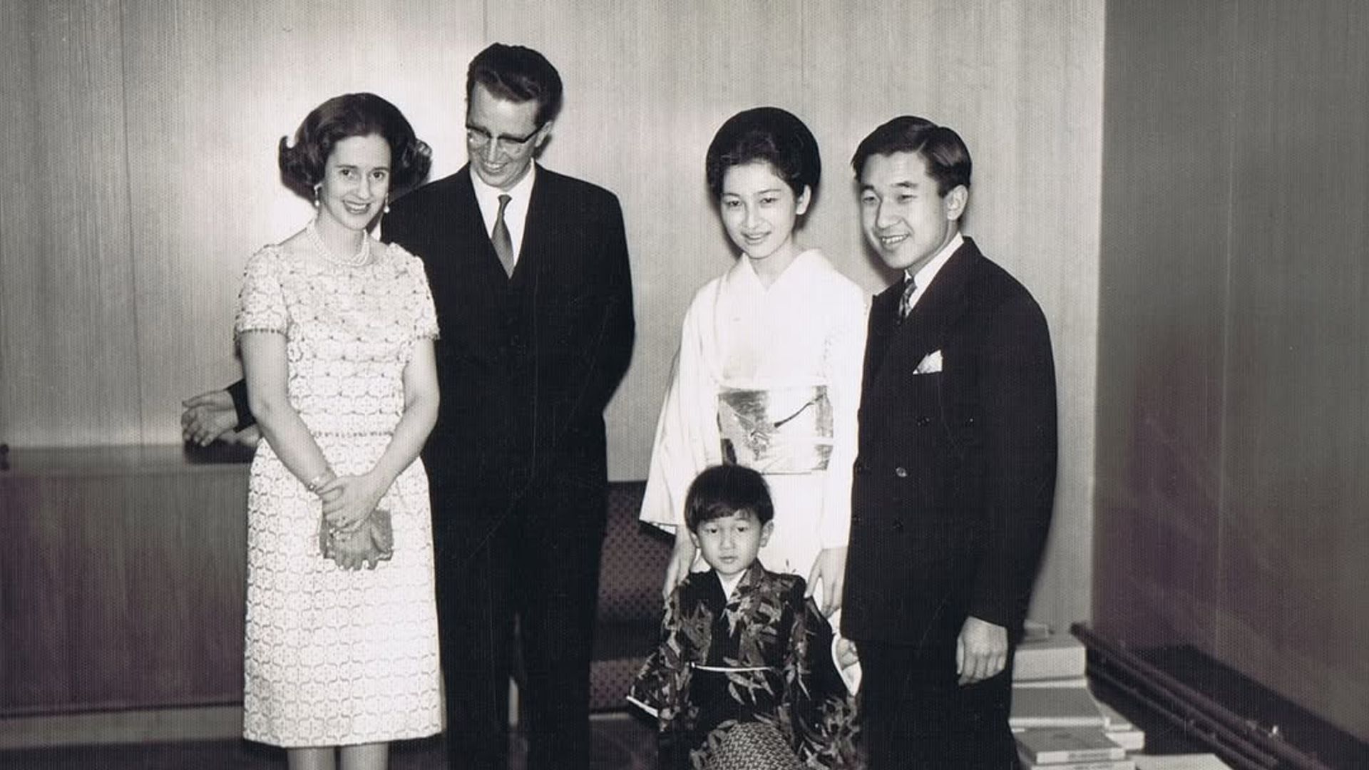 La historia desconocida del especial vínculo entre la familia real belga y la imperial japonesa: cuando Balduino ayudó a Akihito a casarse por amor