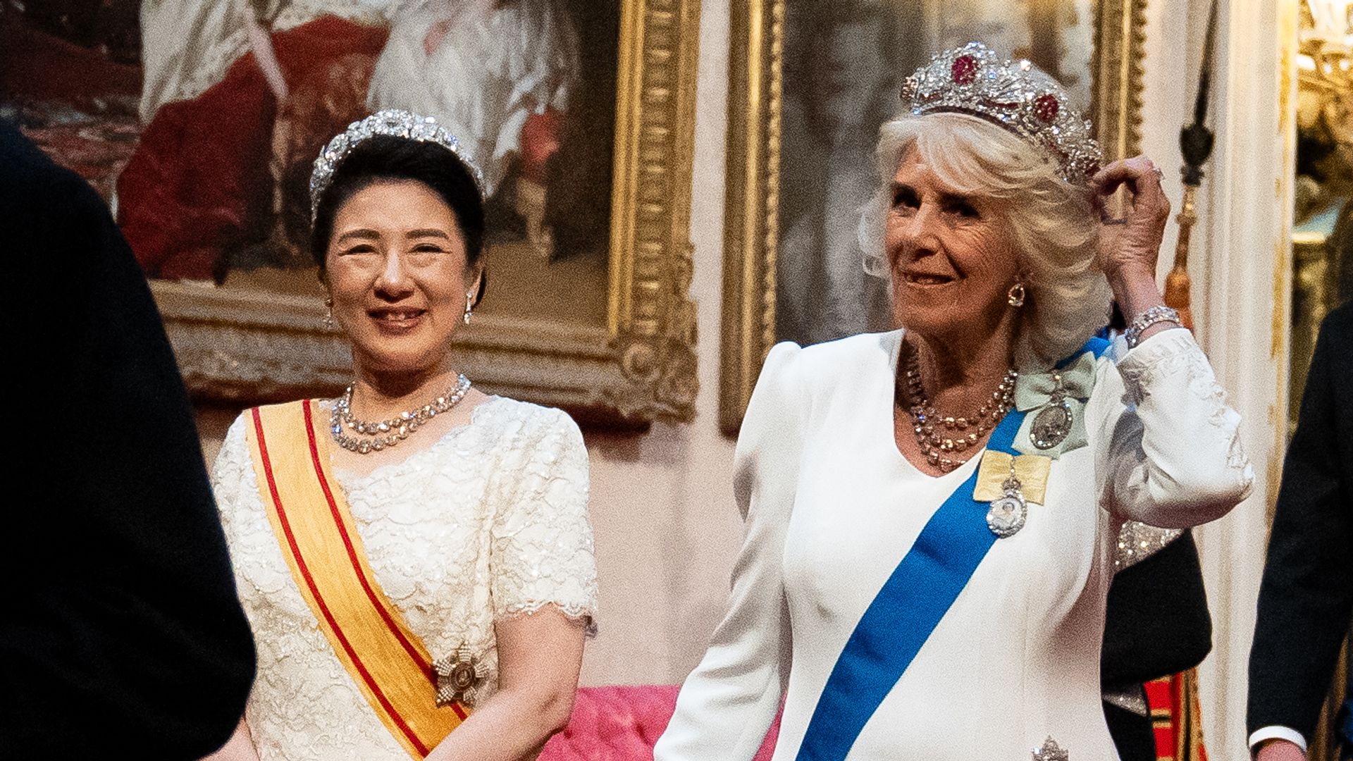 Analizamos lo que cuentan las joyas que la reina Camilla y la ...