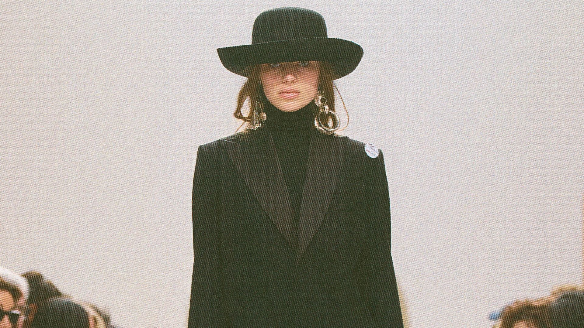 Sombreros, abrigos batín y trajes impecables: así evoluciona Celine bajo la mirada de Michael Rider