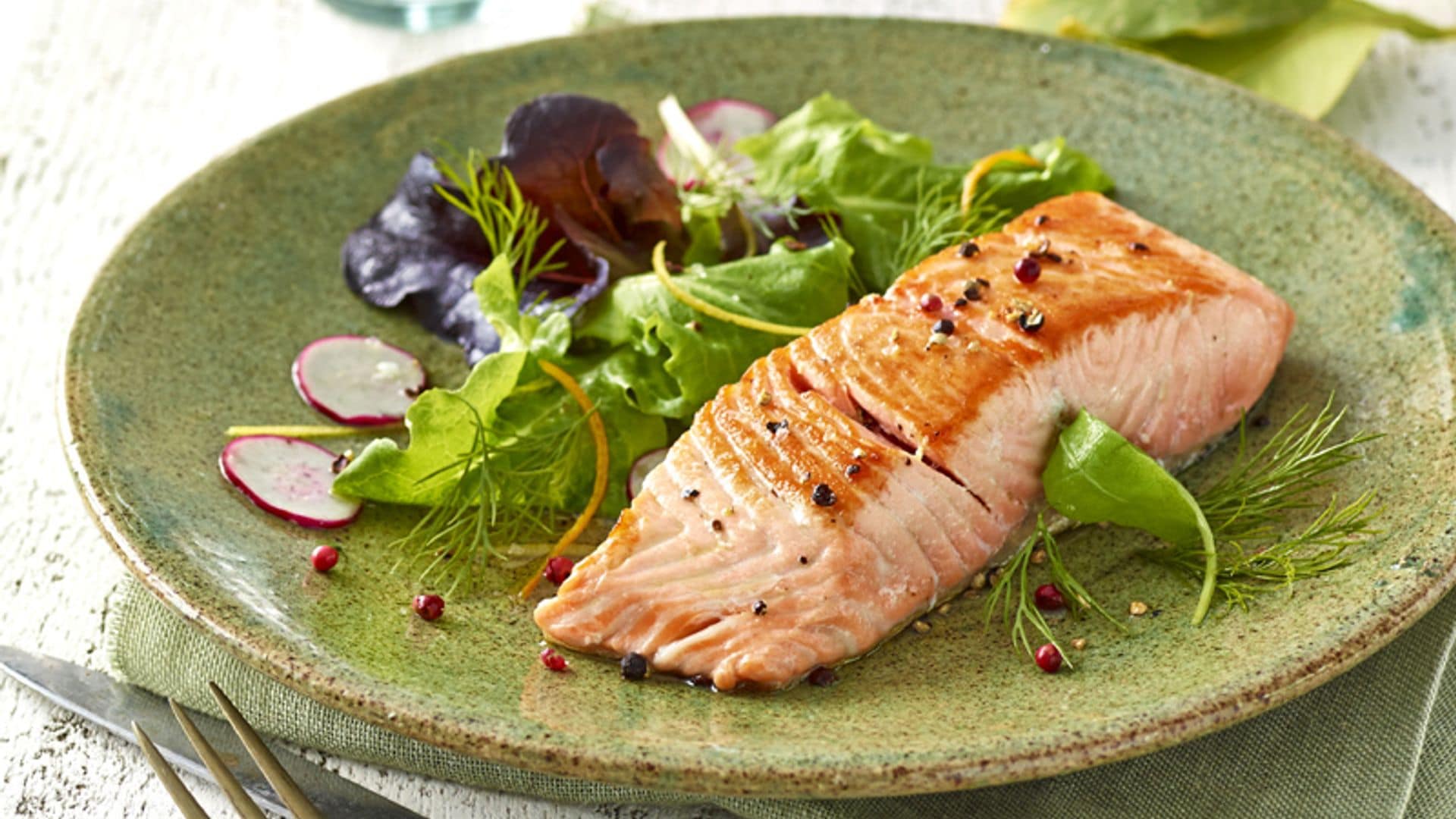 Supremas de salmón con ensalada a la vinagreta de naranja