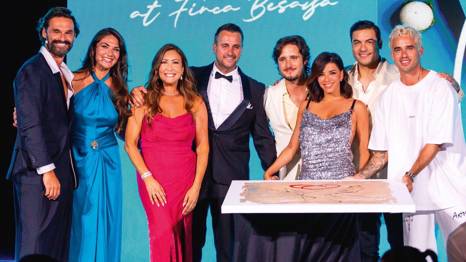 Eva Longoria en un retrato en Marbella rodeada por amigos