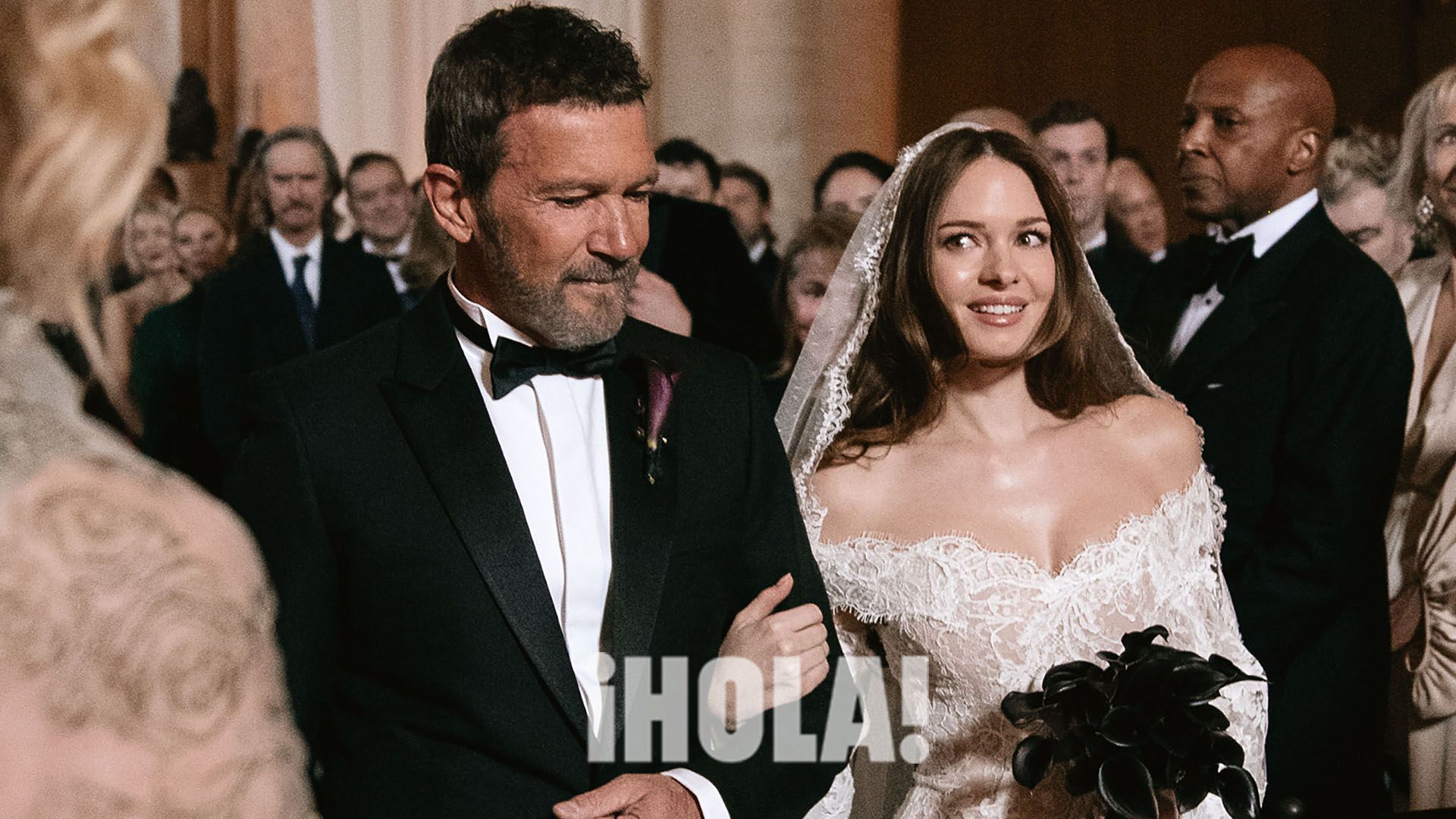 Antonio Banderas caminando con su hija hacia el altar