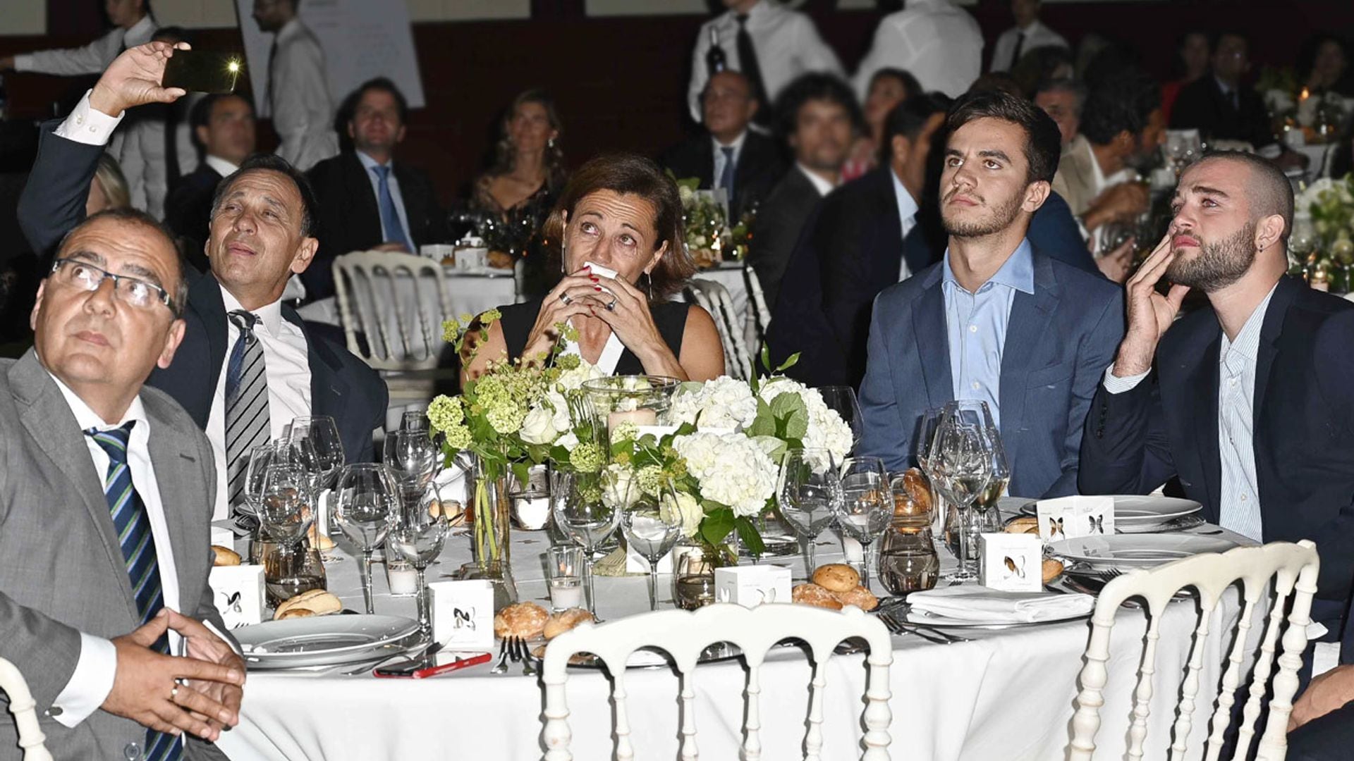 Las lágrimas de emoción del hijo de Blanca Fernández Ochoa en el homenaje a su madre