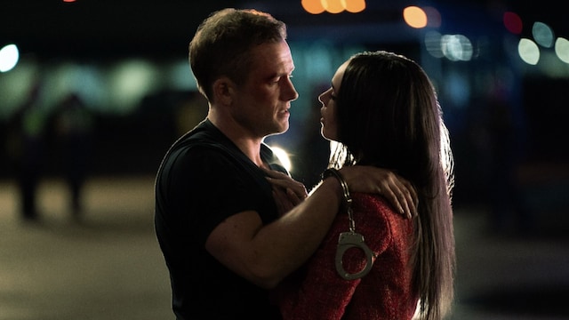 Taron Egerton y Sofia Carson en 'Carry-On', de Netflix.