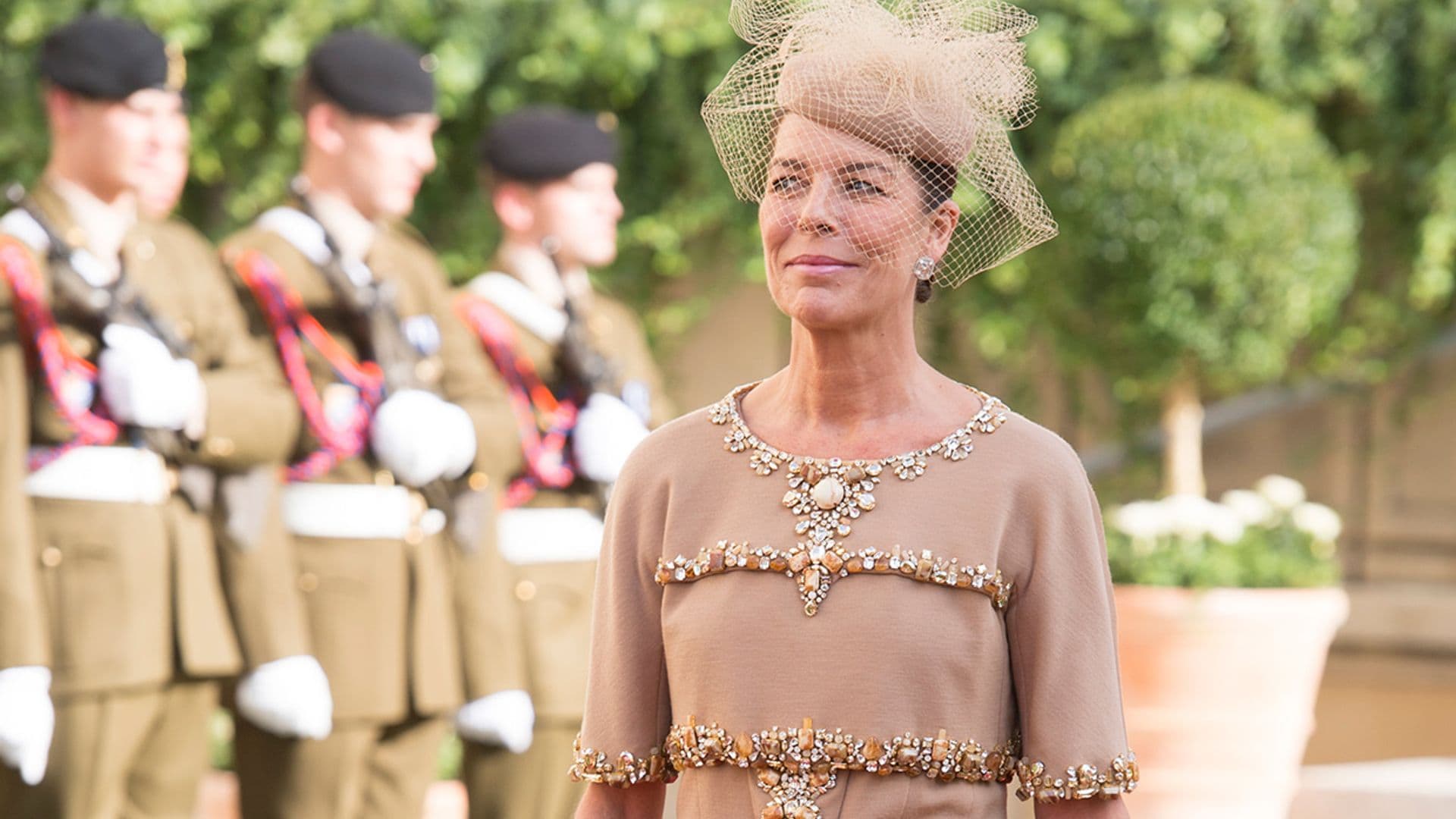 13 veces en las que Carolina de Mónaco inspiró a las madrinas más elegantes