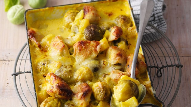 Gratinado de coles de Bruselas con patatas y pollo