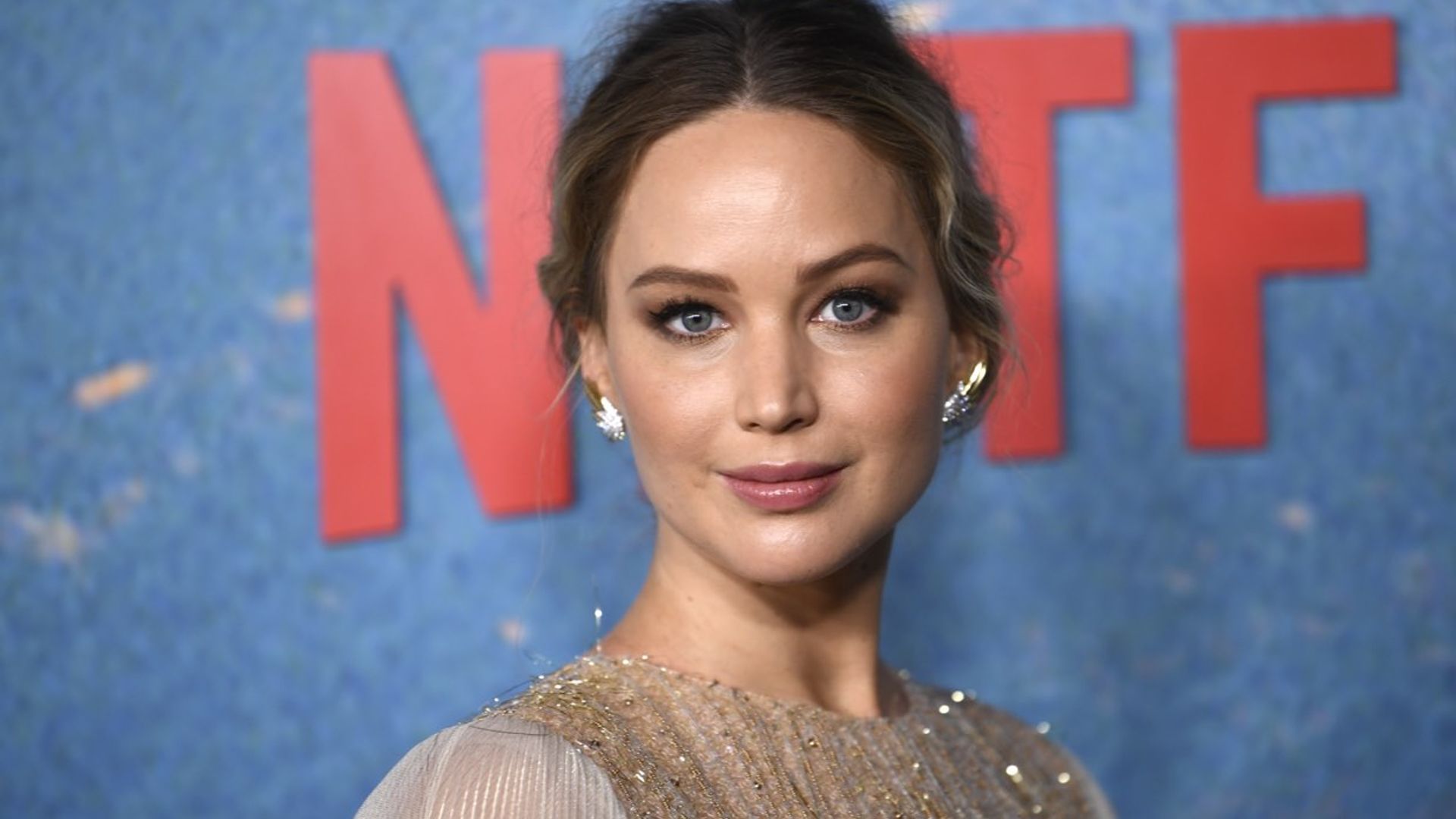 Jennifer Lawrence presume de embarazo en el estreno de su nueva película con Leonardo DiCaprio