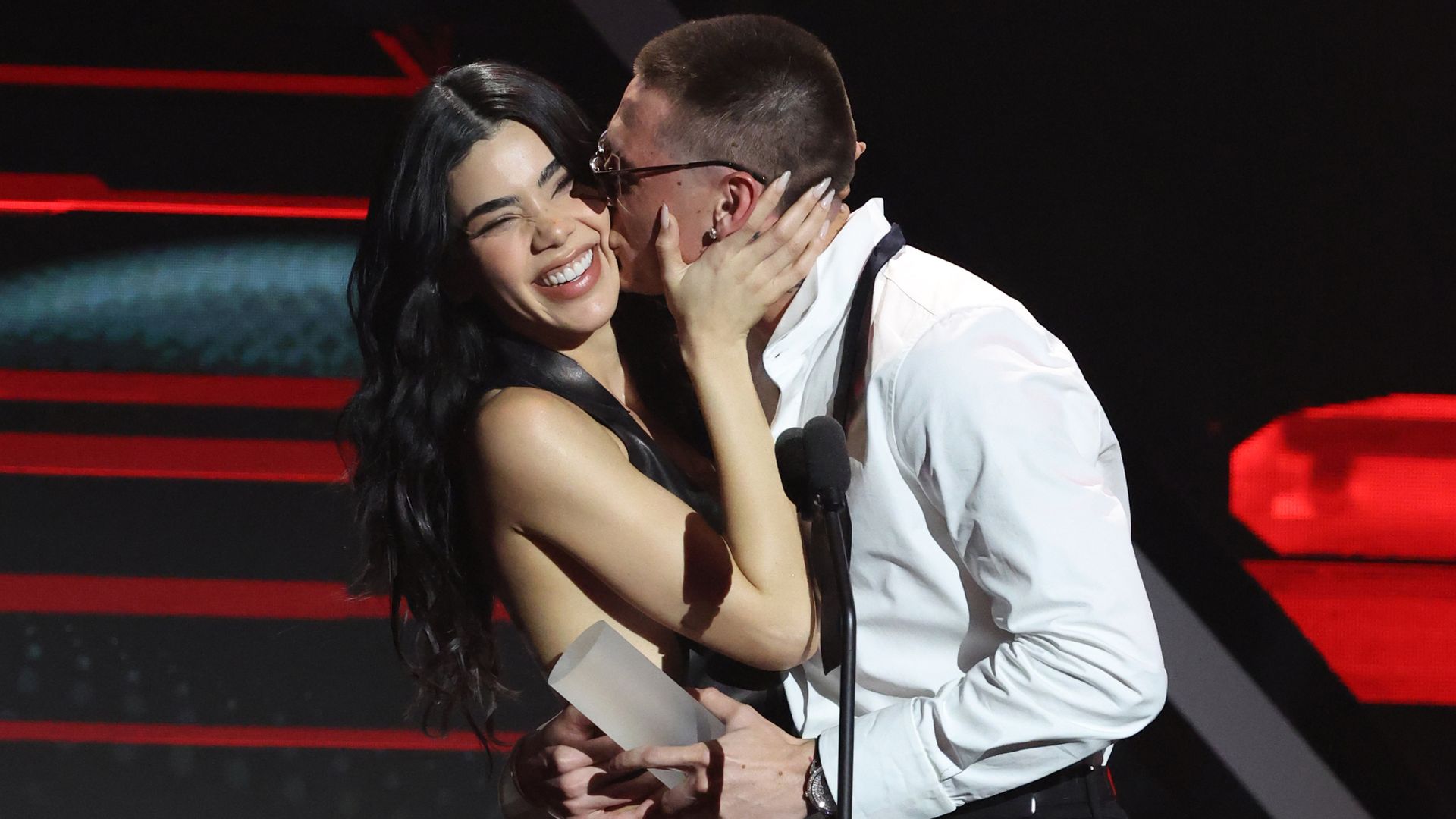  Kenia Os y Peso Pluma protagonizaron uno de los mejores momentos en los Premios Billboard de la Música Latina.
