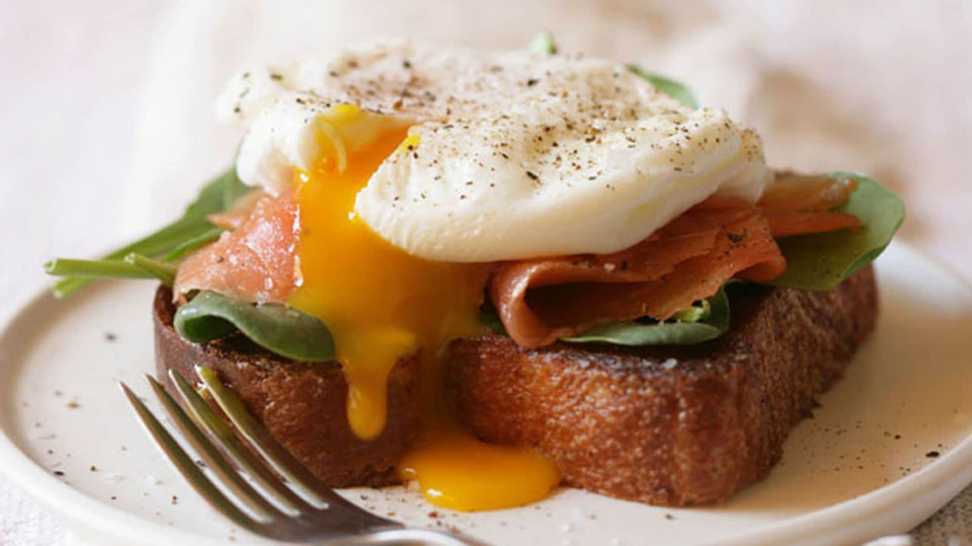 Tosta noruega con huevo escalfado