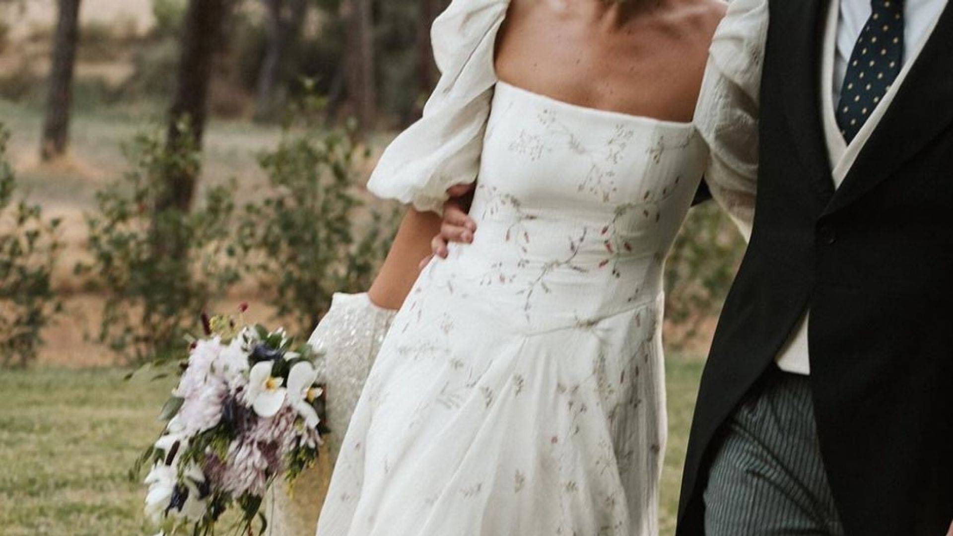 El vestido de novia más buscado de la temporada tiene flores, como estos diseños