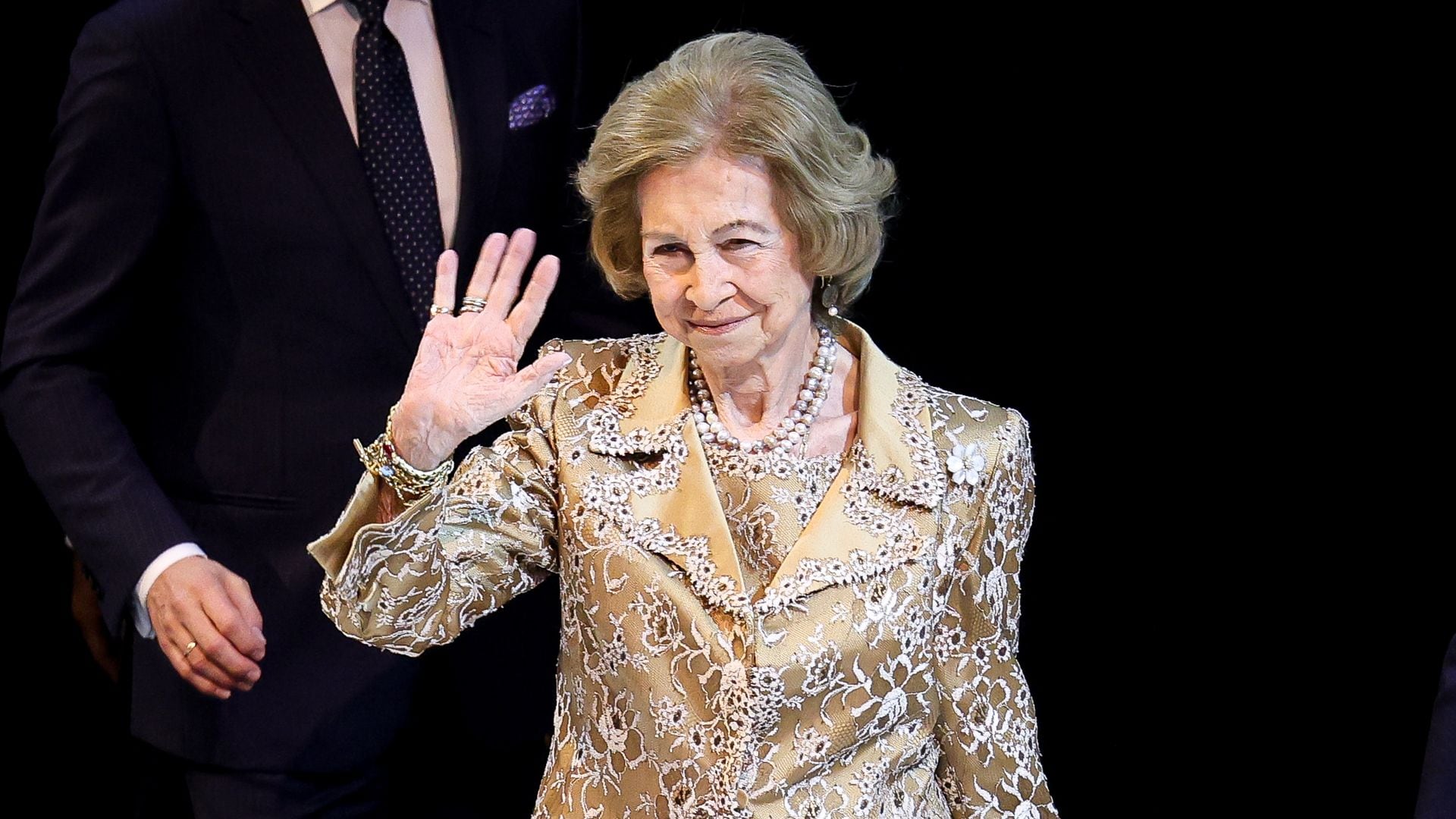 La reacción de la reina Sofía a las emocionantes palabras de Alaska y el ‘Cumpleaños Feliz’ con todo el Teatro Real en pie